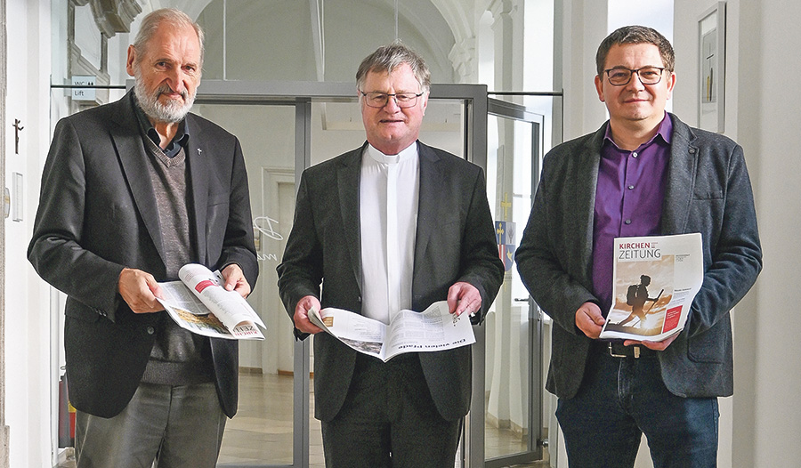 Herausgeber Willi Vieböck (links) und Chefredakteur Heinz Niederleitner (rechts) präsentierten Bischof Manfred Scheuer vorab das neue Layout. 