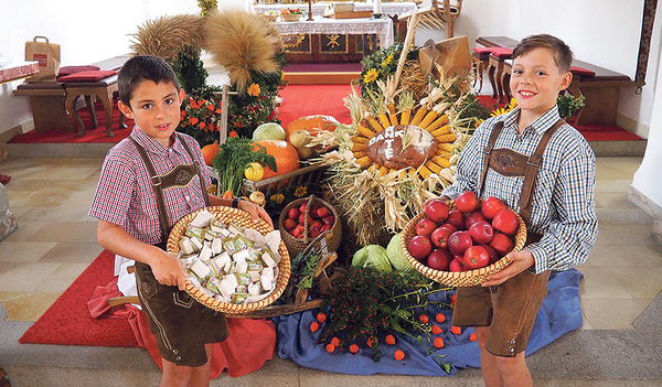 Simon (links) und Moritz verteilten Äpfel und Butter an die vielen Kirchgänger:innen.    