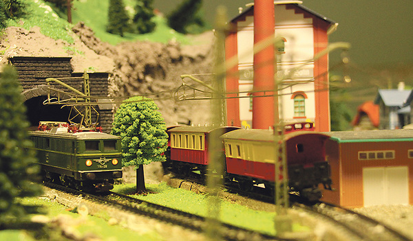 Ein Zug fährt durch eine Modellanlage.