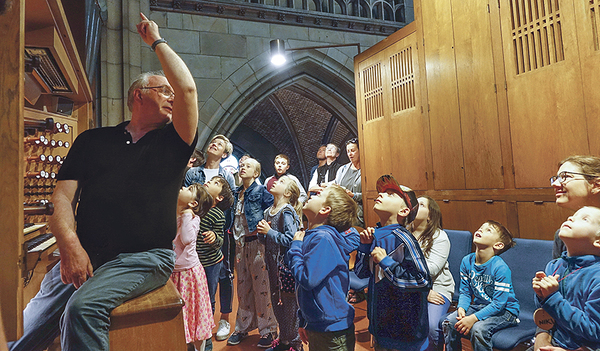 Um uns herum nur Pfeifen! Bei der Langen Nacht der Kirchen entführt Domorganist Wolfgang Kreuzhuber Groß und Klein in die faszinierende Welt der Rudigierorgel im Mariendom.  