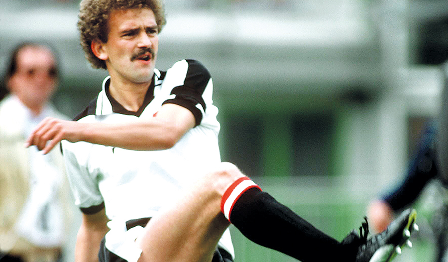 Sein Lockenkopf brachte dem Fußballstar den Spitznamen „Schneckerl“ ein. / Peter Robinson / PA / picturedesk.com Sein Lockenkopf brachte dem Fußballstar den Spitznamen „Schneckerl“ ein.