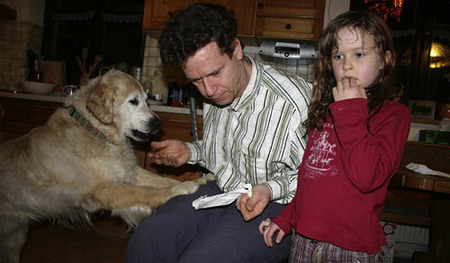 Fred Androsch war Pilot bei Lauda Air. Nach einem Autounfall am 9. September 1995 war er sechs Monate im Wachkoma. Mit eiserner Disziplin erobert er St?ck um St?ck sein selbstst?ndiges Leben wieder. Partnerhund Ghandi hilft ihm dabei. Fred lebt mit F