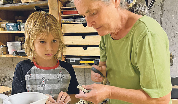 Oberneukirchner Kinder gestalteten  Gefäße, Namensschilder und Blumen aus Ton.    