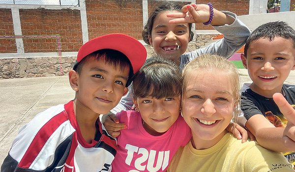 Viktoria Waldenberger mit Kindern in Mexiko, mit denen sie singt, spielt und tanzt. 
