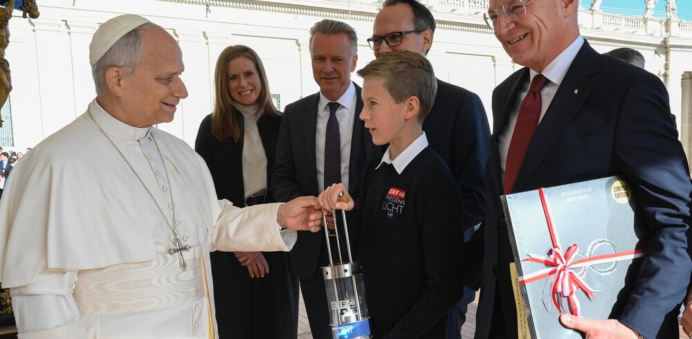 Übergabe des ORF-Friedenslichts an Papst Leo XIV. durch ORF Oberösterreich und Land Oberösterreich 