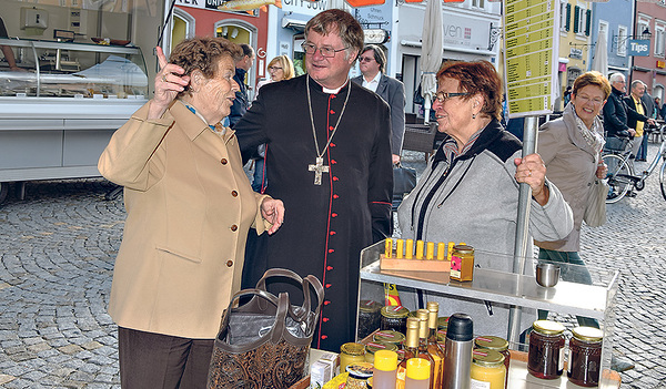 Gespräche mit dem Bischof am Wochenmarkt, hier bei der Visitation in Schärding im Jahr 2017   