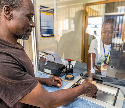 Ein Kunde einer Partnergenossenschaft von Oikocredit in Uganda. Diese vergibt Kredite, mit denen kleinbäuerliche Betriebe z. B. ihre Wasserversorgung finanzieren.   