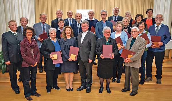 Die Geehrten mit Bischof Manfred Scheuer und Vertreter:innen der Diözesanleitung   