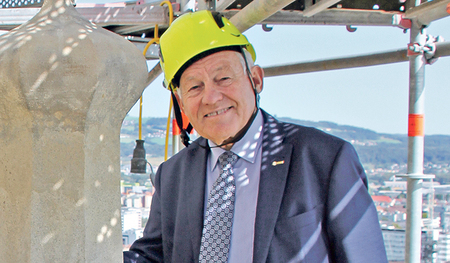 Landeshauptmann a. D. Josef Pühringer in luftiger Höhe während der mittlerweile abgeschlossenen Restaurierung des Domturms.  