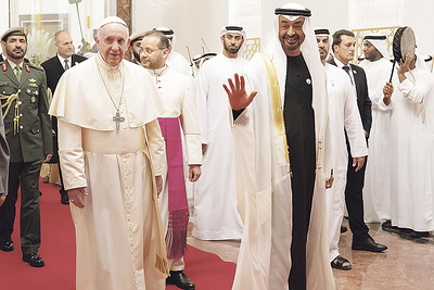 Kronprinz Muhammad bin Zayed Al Nahyan empfing den Papst am Flughafen. 