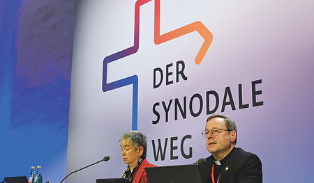 Irme Stetter-Karp, Präsidentin des Zentralkomitees der deutschen Katholiken (ZdK) und des Synodalen Weges, und Bischof Georg Bätzing, Vorsitzender der Deutschen Bischofskonferenz (DBK), bei der Fünften Synodalversammlung in Frankfurt.