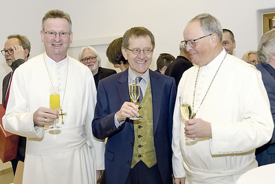 Auf den guten Kontakt wurde angestoßen: Matthäus Fellinger mit Abt Lukas Dikany (links) und Altabt Martin Felhofer (rechts) vom Stift Schlägl.