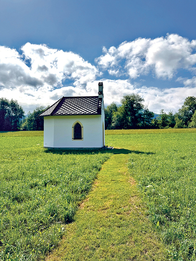 Die Nepomukkapelle der Klinglers steht in Sichtweite vom alten Bauernhaus (r.) und vom neueren Wohnhaus (l.). Wenn die Besitzer zuhause sind, halten sie die Kapelle offen für alle. 