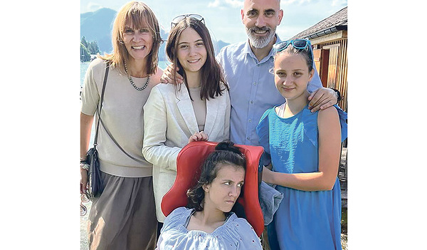 Familie Rodenbach aus Wels mit Petra Rodenbach, ihrem Mann und ihren drei Töchtern: Die älteste, Emilia (Bild rechts), lebt mit Infantiler Cerebralparese, einer Störung des Haltungs- und Bewegungsapparats.