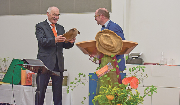 Eine umfangreiche Würdigung von Franz Kogler (links) kam auch vom Leiter des katholischen Bildungswerks, Christian Pichler. 