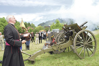 Kirchenmänner an der Zündschnur? Ein Ehrensalut ist auf diesem Bild eingefangen, doch in letzter Zeit erweckt die Auseinandersetzung um den richtigen Weg der Kirche den Eindruck, dass der Pfad der „feinen Klinge“ tatsächlich verlassen wurde.   