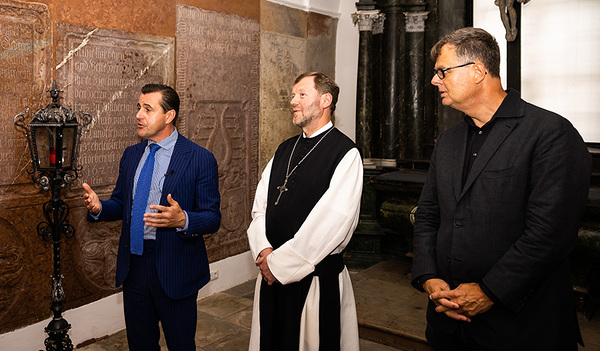 Die Totenkapelle im Stift Wilhering ist einer der Schauplätze der Expedition „Digitaler Humanismus“. Im Bild von links Chris Müller (Direktor der Tabakfabrik Linz), Reinhold Dessl (Abt des Stifts Wilhering) und Harald Katzmair  (CEO FASresearch) 