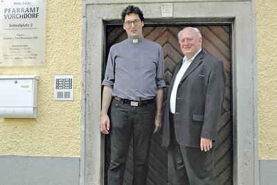 Wechsel. P. Franz Ackerl und P. Ernst Bamminger vor dem Pfarramt Vorchdorf.   