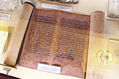 Pergament (Rolle mit hebräischen Schriftzeichen)