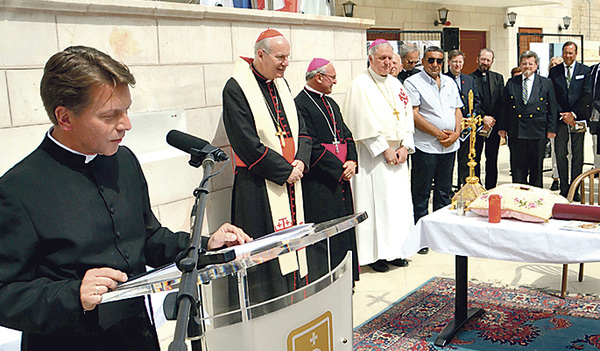 Feierstunde in Jerusalem: Hospiz-Rektor Markus Bugnyar mit Kardinal Schönborn und Festgästen.