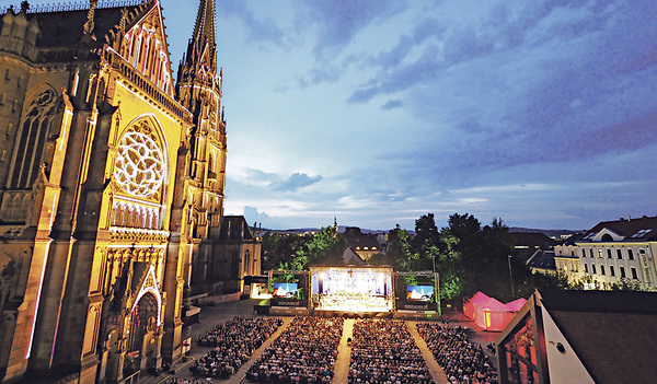 Die Atmosphäre vor dem Mariendom gibt den Konzerten das besondere Flair.    