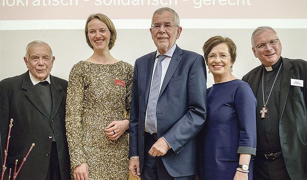 60-Jahr-Feier der ksoe im Vorjahr. Altbischof Maximilian Aichern, Direktorin Magdalena Holztrattner, Bundespräsident Alexander Van der Bellen, Ehefrau Doris Schmidauer, Referatsbischof Werner Freistetter.