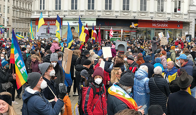  Demonstrationen, Friedensgebete,                Lichtermeere, Gedenkminuten, Kundgebungen und Hilfsaktionen gibt es an vielen Orten in Österreich, wie hier in Wien. 
