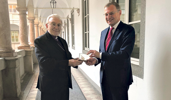 Emanuel Aydin, Chorbischof der syrisch-orthodoxen Christen in Österreich (links) mit LH Thomas Stelzer