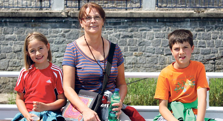 Leopoldine Moser mit ihren damals noch kleinen, mittlerweile  großen Enkelkindern. 