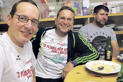elmut Eder und Gerhard Kobler in der Innsbrucker Sozialeinrichtung „Waldhüttl“.