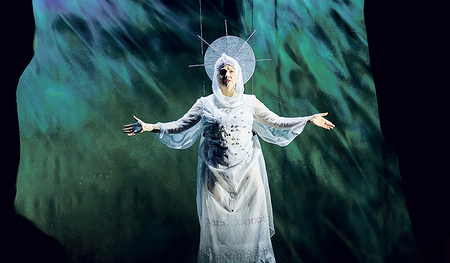 Doch am höchsten steht die Liebe (nach Korinther 13,1–13), Szene mit „der Anderen“. Elisabeth (rechts: Lorena Emmi Mayer) kämpft vergeblich um ein selbstbestimmtes Leben. Am Ende treibt sie nicht die verlorene Liebe, sondern der Hunger ins Wasser. 