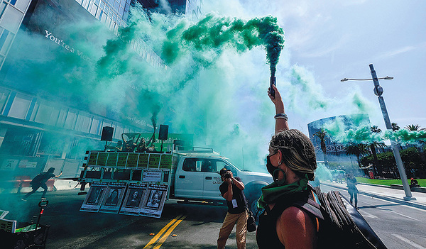 Aggressiver wird der Tonfall in der internationalen Debatte, wie Gesellschaft und Staat auf Abtreibungen reagieren sollen. Am Bild eine Demo in Los Angeles/USA. 