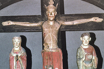Das romanische Kreuz aus Innichen (Südtirol, um 1250) zeigt den sieghaften Christus mit Krone . 