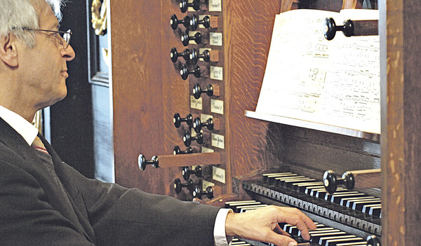 Prof. Gottfried Holzer-Graf leitet das Bachfestival und ist an der Orgel zu hören.   