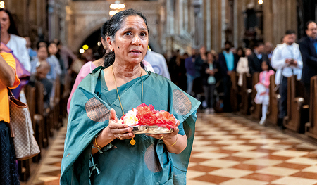 Eine Frau der aus Indien stammenden syro-malabarischen Gemeinde in Wien bringt bei einem Gottesdienst im Stephansdom die Gaben zum Altar.    