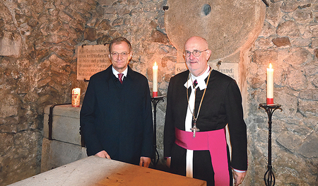 Der Propst des Stiftes St. Florian, Johannes Holzinger (rechts), ging nach dem Festgottesdienst mit Landeshauptmann Thomas Stelzer in die Krypta der Stiftskirche, wo die erste Begräbnisstätte des heiligen Florian lokalisiert wird.   