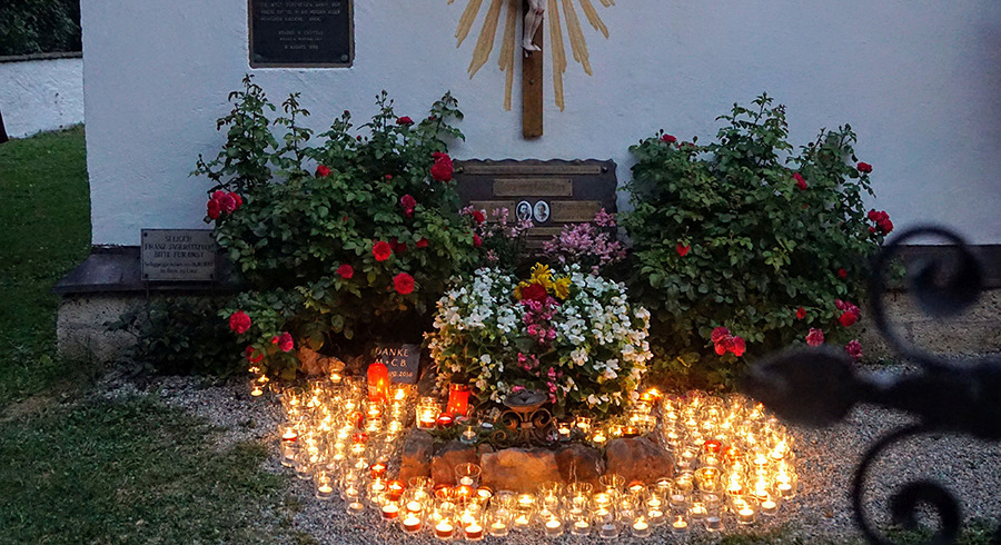 Grab von Franz und Franziska Jägerstätter in St. Radegund nach der Lichtfeier