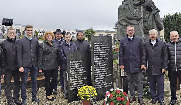 Initiatoren, Träger des Projekts und Ehrengäste beim Denkmal für die Kinder des „Fremdvölkischen Kinderheims Utzenaich“.   