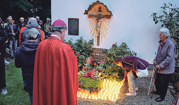 Lichtfeier am Grab von Franz und Franziska Jägerstätter in St. Radegund: im Bild Bischof Manfred Scheuer und zwei Töchter von Franz Jägerstätter 