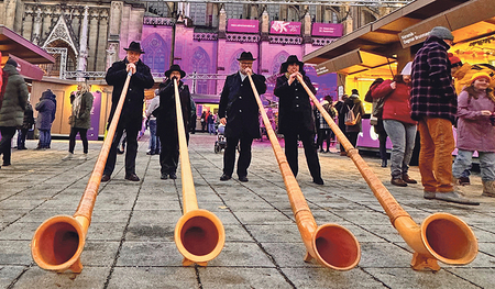 Alphornbläser, Blasmusik und Chorgesang bei Advent am Dom.  