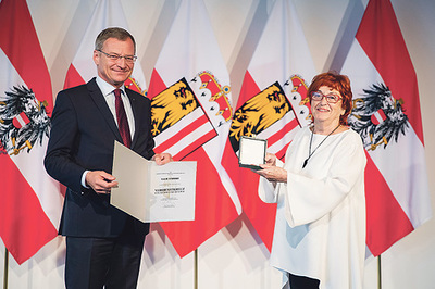 VALIE EXPORT (re.) erhielt im Jahr 2020 das Verdienstkreuz des Landes OÖ für Kunst und Kultur von LH Thomas Stelzer.