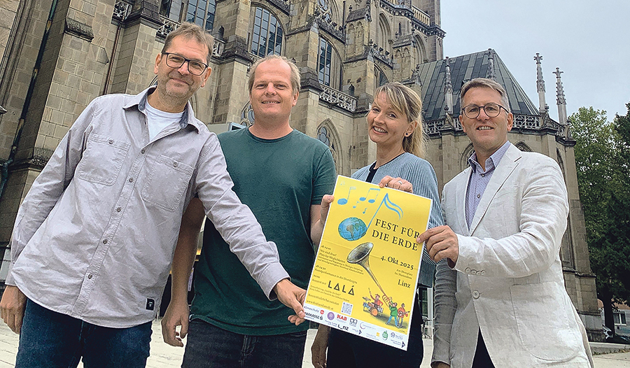 Von links: Markus Lindner (Oö. Landesmusikschulen), Mathias Kaineder (LALÁ), Josseline Engeler (Kunstprojekt nunc) und Manfred Hofmann  (KA OÖ) laden zum Fest für die Erde ein.  