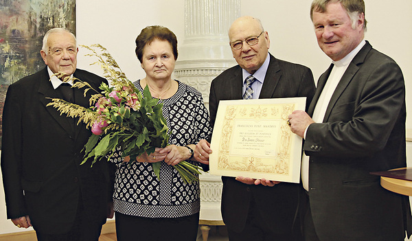 Altbischof Maximilian Aichern, Ehefrau Hermine Steiner, Johann Steiner der Geehrte, und Bischof Manfred Scheuer   