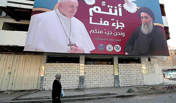 Plakat in Bagdad mit Papst Franziskus und Großayatollah Ali al-Sistani vor dem Papstbesuch im Irak. Am Plakat steht: „Du bist ein Teil von uns, und wir sind ein Teil von dir.“  