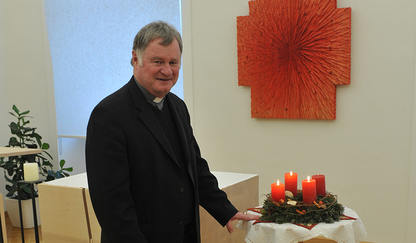 Bischof Scheuer mit Adventkranz