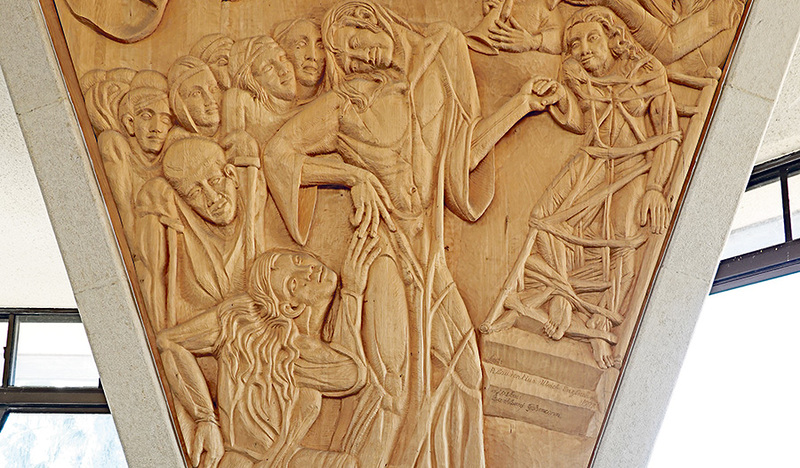Im Hl. Land steht eine anmutige, moderne Kirche über den Ausgrabungen des sogenannten „Haus des Petrus“. Dort ist diese Erzählung aus dem heutigen Evangelium historisch festgemacht. Das Holzrelief aus dieser Kirche zeigt Jesus, der am See Genezareth 
