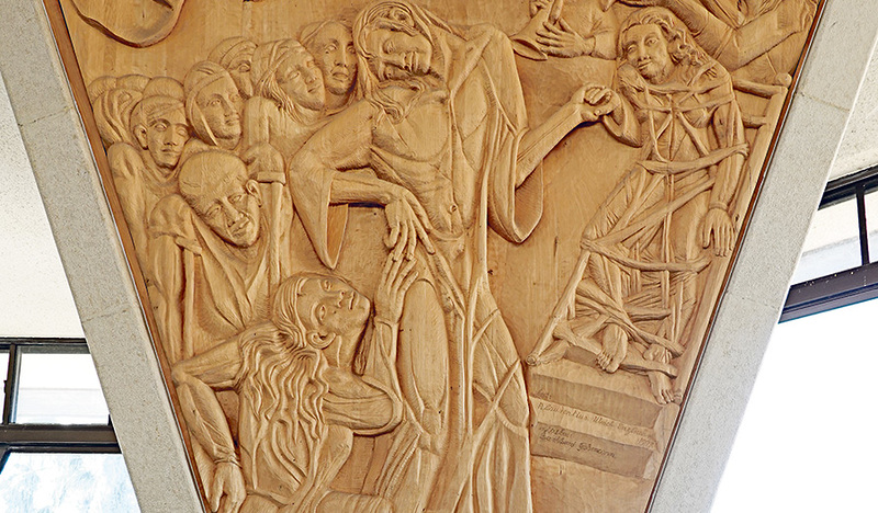 Im Hl. Land steht eine anmutige, moderne Kirche über den Ausgrabungen des sogenannten „Haus des Petrus“. Dort ist diese Erzählung aus dem heutigen Evangelium historisch festgemacht. Das Holzrelief aus dieser Kirche zeigt Jesus, der am See Genezareth 