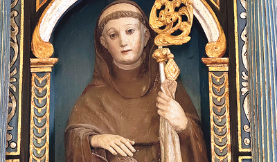 Der heilige Einsiedler Ägidius mit Hirschkuh prägt den Hochaltar. Die Figur ist 500 Jahre alt.