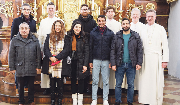 Die jungen Leute aus dem Nahen Osten mit Professor Gabriel Hachem aus dem Libanon (links) wurden im Stift Schlägl herzlich empfangen.   