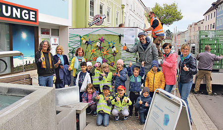 Kinder und Lehrerinnen der Volksschule Schwanenstadt gestalteten die Hülle des Eisblocks künstlerisch. 
